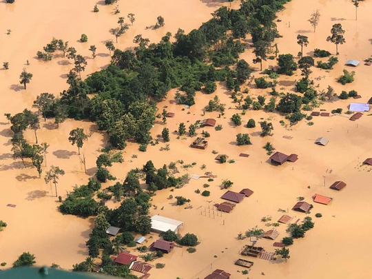 Cảnh Lào bị chìm trong biển nước sau sự cố 