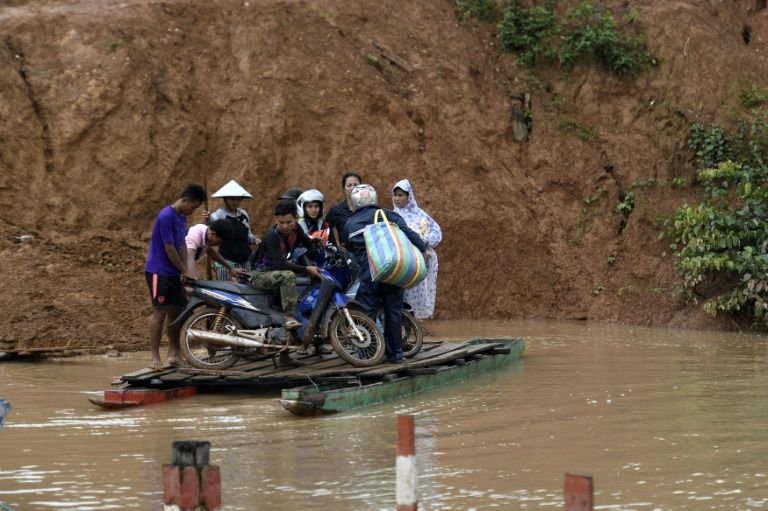Người dân phải di chuyển bằng tuyền giữa các khu vực bị ngập lụt