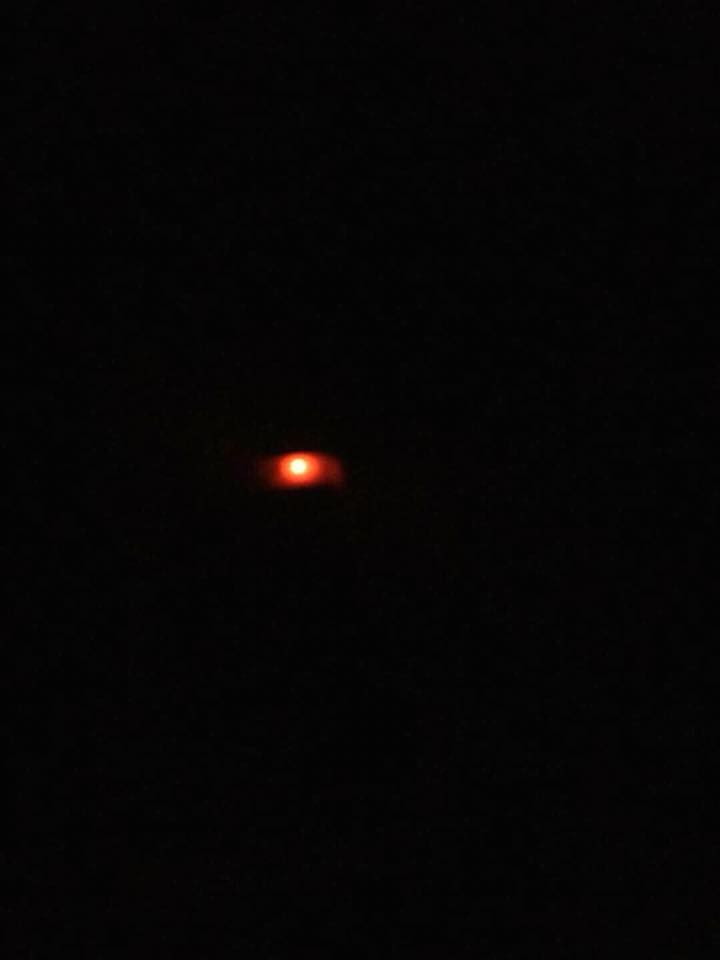 Một màu đỏ xa xa, bạn có nghĩ đây là hình ảnh mặt trăng máu đêm hôm qua? (Ảnh: Nguyễn Văn Dũng)