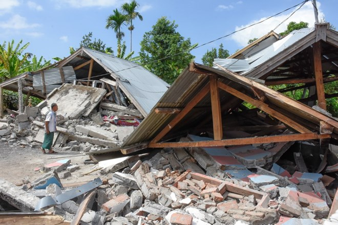 Hiện trường sau trận động đất mạnh 7 độ ở Indonesia - Ảnh: AFP