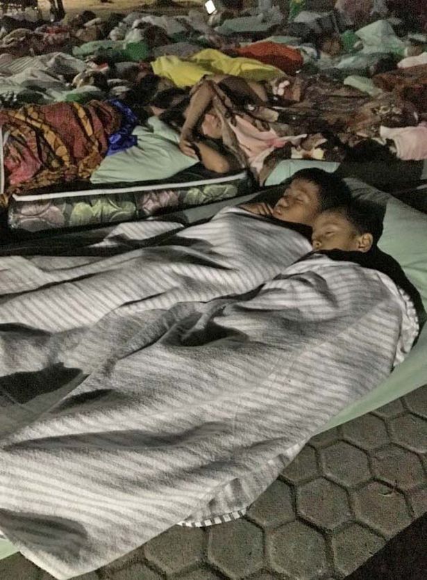 Các em nhỏ ngủ ngoài trời sau trận động đất - Ảnh: Pedulianak/Twitter.