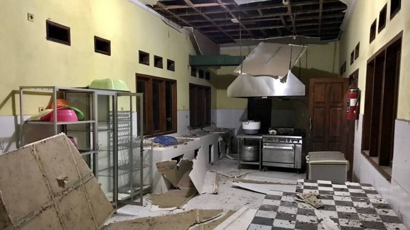 Căn bếp tan hoang do mái nhà sụp xuống - Ảnh PedulianakTwitter.