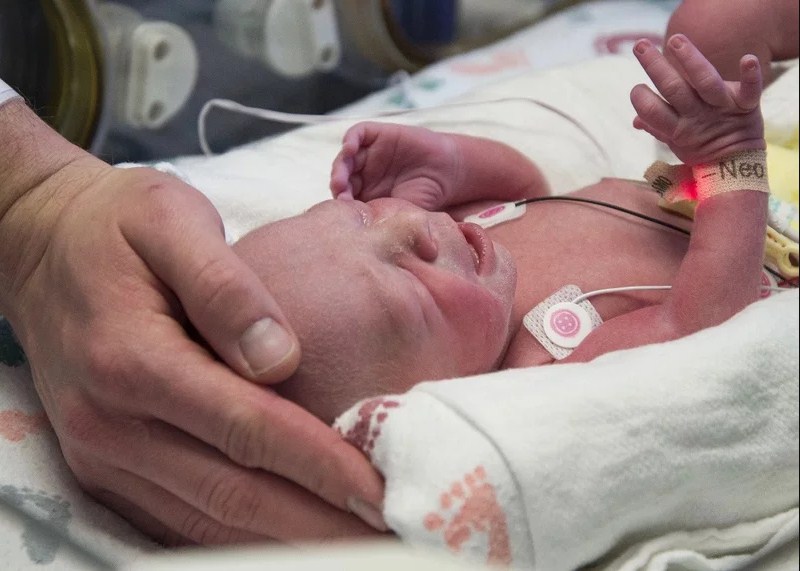 Em bé đầu tiên được sinh ra nhờ phương pháp cấy ghép tử cung - Ảnh: Time