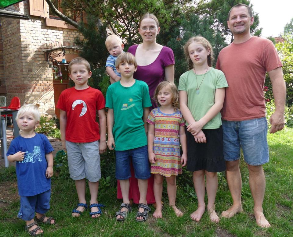 Gia đình hạnh phúc của Sarah bên chồng và 6 đứa con nhỏ