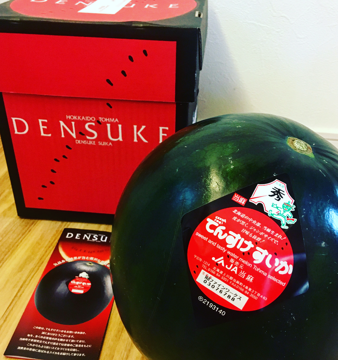 Dưa hấu đen Densuke được đóng trong hộp và có nhãn khẳng định chất lượng - Ảnh: pitomushi/Instagram