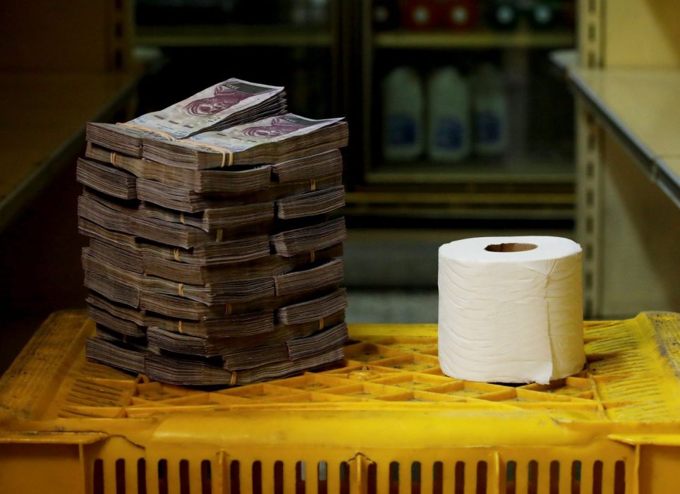 Trong khi đó, một cuộn giấy vệ sinh có giá 2,6 triệu bolivar.