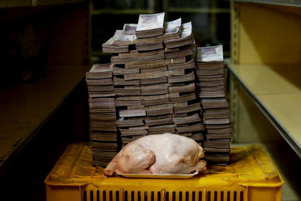 Một con gà 2,4kg bán được với giá 