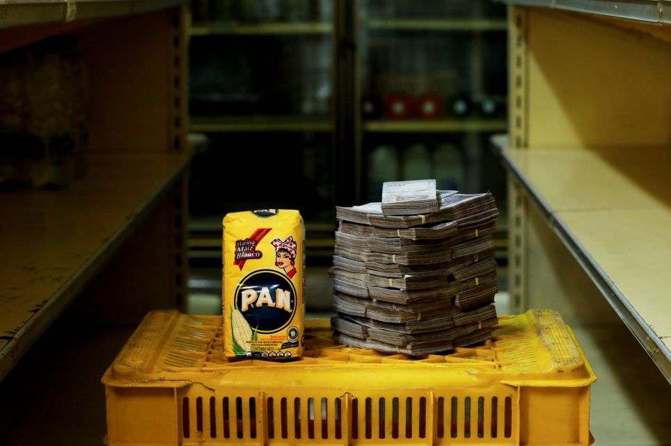 Một 1kg bột ngô cũng có giá 2,5 triệu bolivar - Ảnh: Reuters.