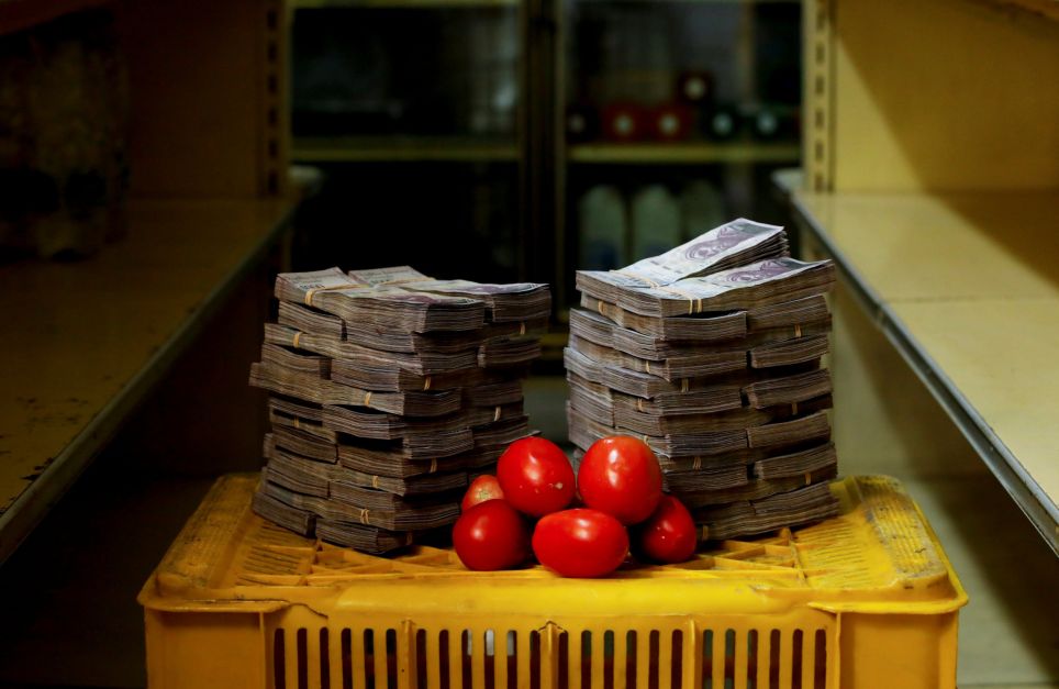 5 triệu bolivar mua được 1 kg cà chua - Ảnh: Reuters.