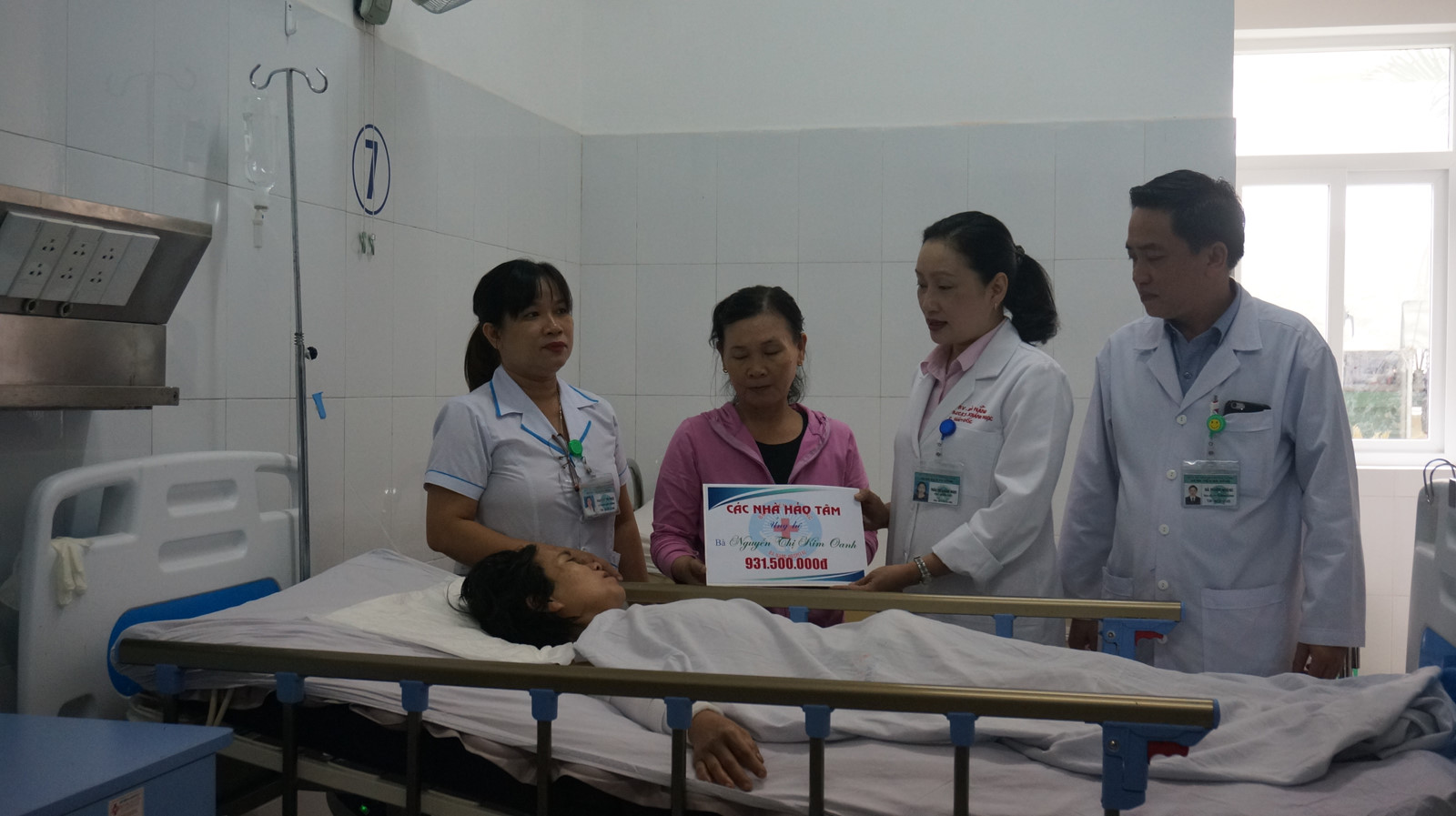 Bà Nguyễn Thị Kim Oanh nhận tiền ủng hộ - Ảnh: Thanh Niên.