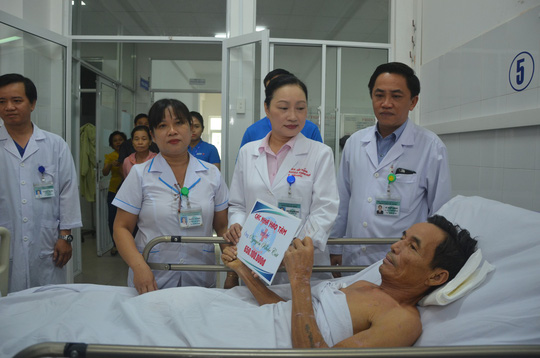 Bệnh viện Đà Nẵng trao số tiền ủng hộ cho ông Nguyễn Khắc Cát - Ảnh: Người Lao Động.