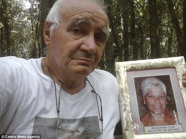 Cụ ông 70 tuổi mang di ảnh của vợ đi ngắm biển mỗi ngày vì 'không muốn ở một mình' 1