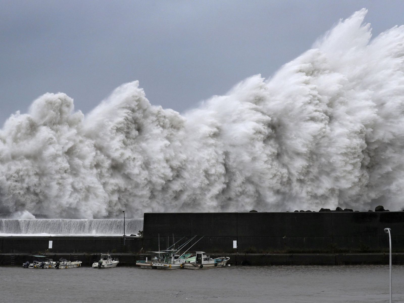 Siêu bão Jebi đổ bộ Nhật Bản, cảnh tượng kinh hoàng như trong phim tận thế 3