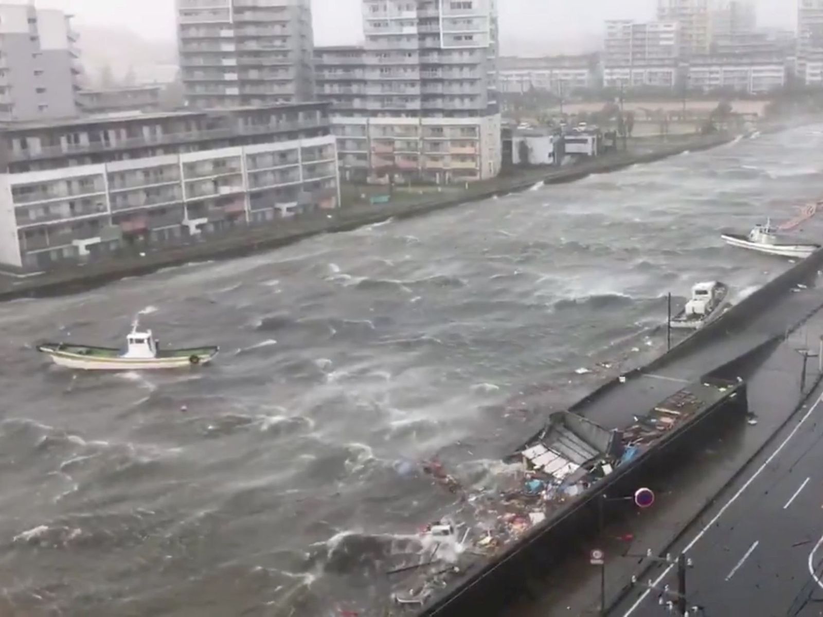 Siêu bão Jebi đổ bộ Nhật Bản, cảnh tượng kinh hoàng như trong phim tận thế 2
