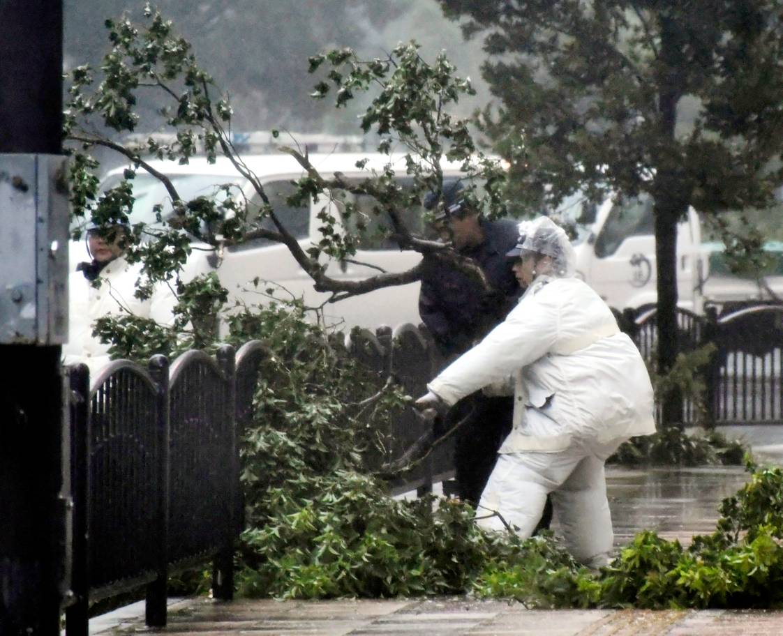 Cận cảnh Nhật Bản tan hoang sau siêu bão: Nhà bay nóc, tàu đâm cầu, xe nằm la liệt 17