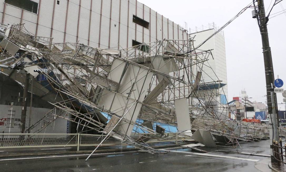 Cận cảnh Nhật Bản tan hoang sau siêu bão: Nhà bay nóc, tàu đâm cầu, xe nằm la liệt 0