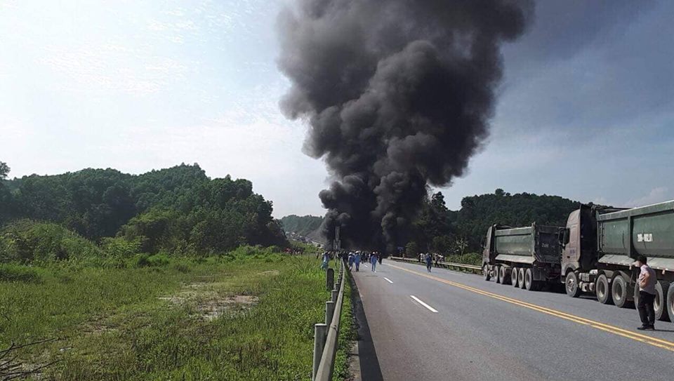 Đâm vào xe con trên cao tốc Hà Nội - Lào Cai, xe bồn phát nổ, cột khói cao hàng chục mét 0