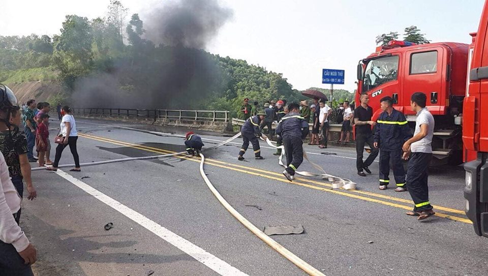 Đâm vào xe con trên cao tốc Hà Nội - Lào Cai, xe bồn phát nổ, cột khói cao hàng chục mét 3