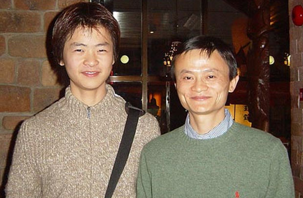   Jack Ma chụp cùng con trai chuẩn bị lên chuyến bay để đi học cấp 3 vào năm 2005.  