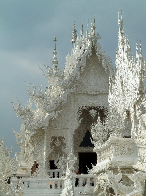 Wat Rong Khun: Ngôi đền Trắng nổi tiếng ở Thái Lan với vẻ đẹp kỳ dị 1