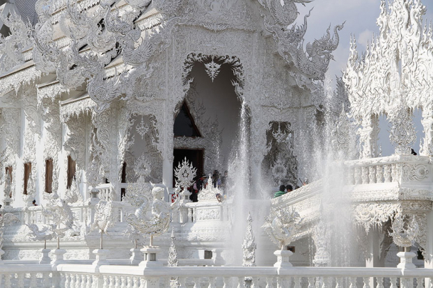 Wat Rong Khun: Ngôi đền Trắng nổi tiếng ở Thái Lan với vẻ đẹp kỳ dị 9