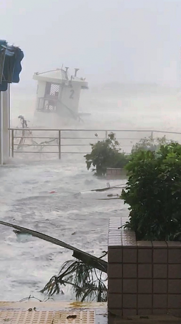 Siêu bão Mangkhut thổi bay người, đánh sập giàn giáo như phim hành động ở Hong Kong 1