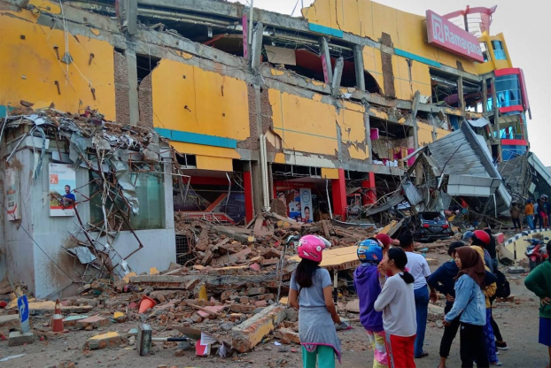 Sóng thần bất ngờ ập đến làm gần 400 người ở Indonesia tử nạn 1