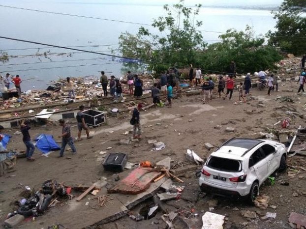 Sóng thần bất ngờ ập đến làm gần 400 người ở Indonesia tử nạn 5