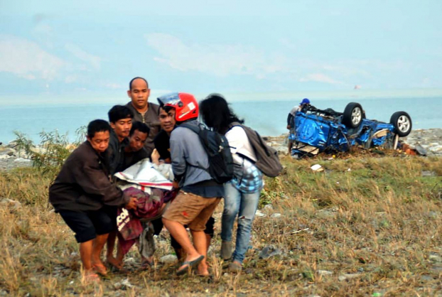Sóng thần bất ngờ ập đến làm gần 400 người ở Indonesia tử nạn 2