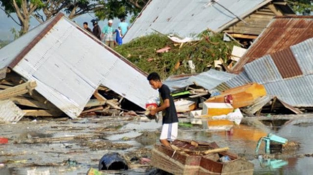 Sóng thần bất ngờ ập đến làm gần 400 người ở Indonesia tử nạn 4