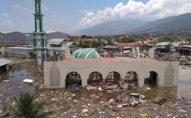 Sóng thần bất ngờ ập đến làm gần 400 người ở Indonesia tử nạn 3