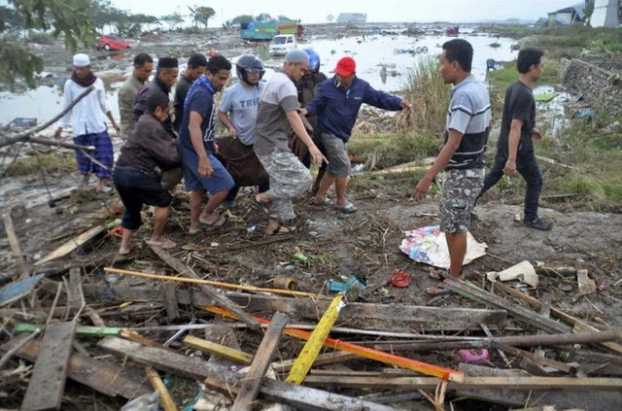 Sóng thần bất ngờ ập đến làm gần 400 người ở Indonesia tử nạn 7