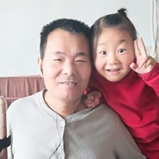   Hình ảnh của bé Jia Jia và người bố bị liệt - Ảnh: Kuaishou  