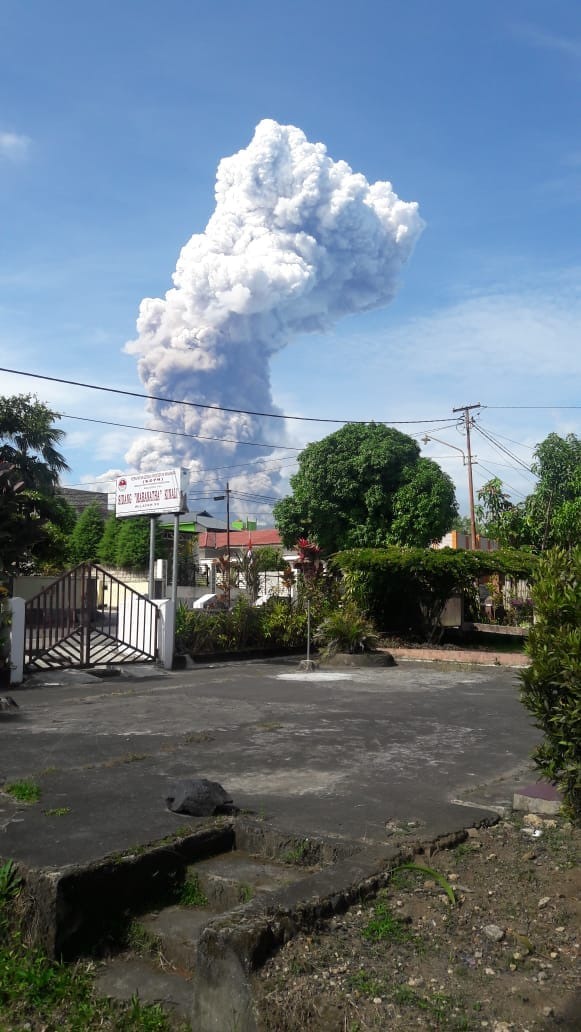 Hậu động đất - sóng thần, núi lửa ở Indonesia lại phun cao 4km 0
