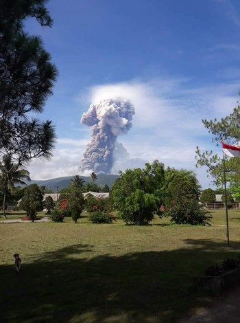 Hậu động đất - sóng thần, núi lửa ở Indonesia lại phun cao 4km 1