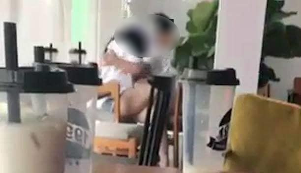 Cặp học sinh vô tư vào quán trà sữa ở Lạng Sơn 'âu yếm' 0