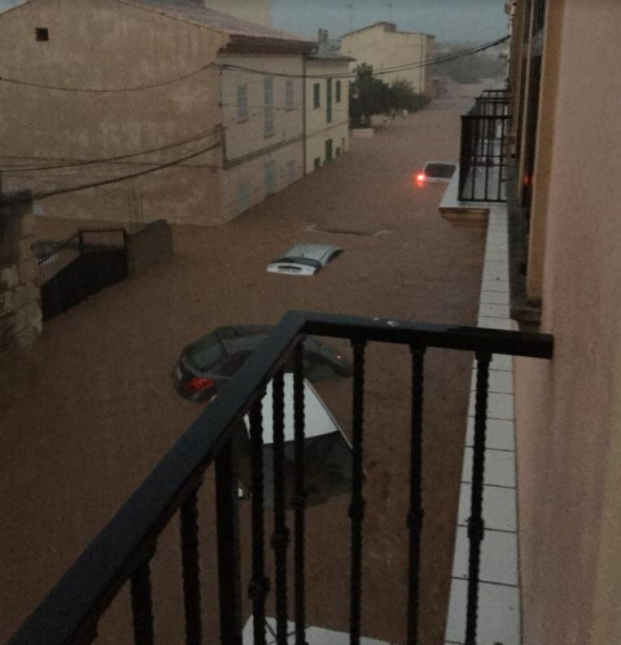   Sant Llorenç là khu vực bị ảnh hưởng nặng nề nhất bởi cơn lũ, nước chảy mạnh đến mức cuốn trôi cả ô tô đỗ trên đường - Ảnh: The Sun  