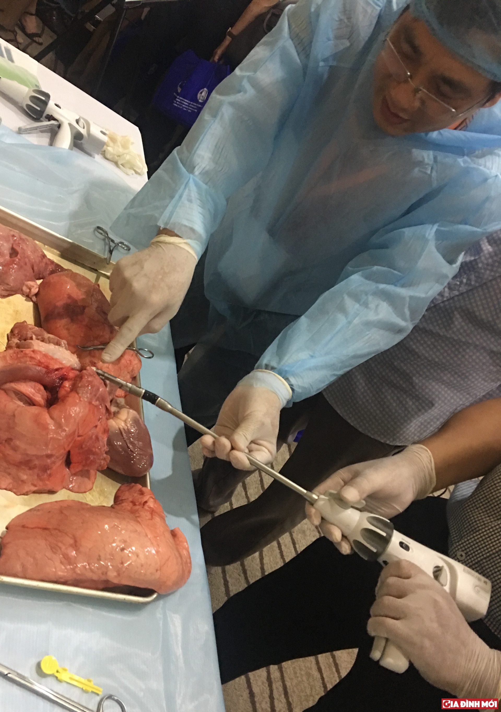 Giới thiệu và trình diễn thiết bị cắt mổ tim, phổi mới ngay tại hội nghị