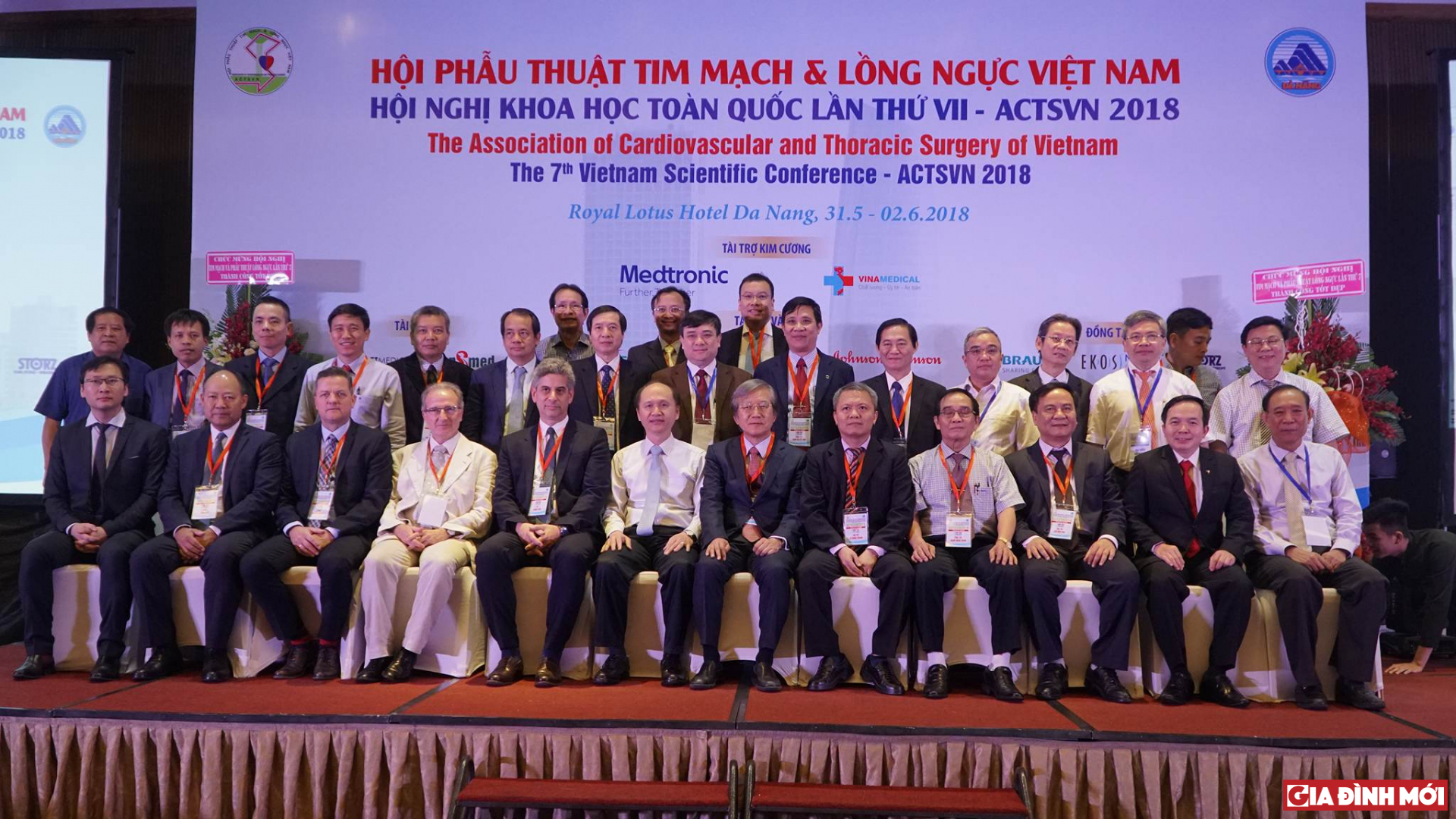 Thứ trưởng Bộ Y tế Lê Quang Cường (thứ 6 từ trái qua, hàng trên) chụp ảnh lưu niệm cùng các chuyên gia đầu ngành tim mạch, lồng ngực trong nước và quốc tế 