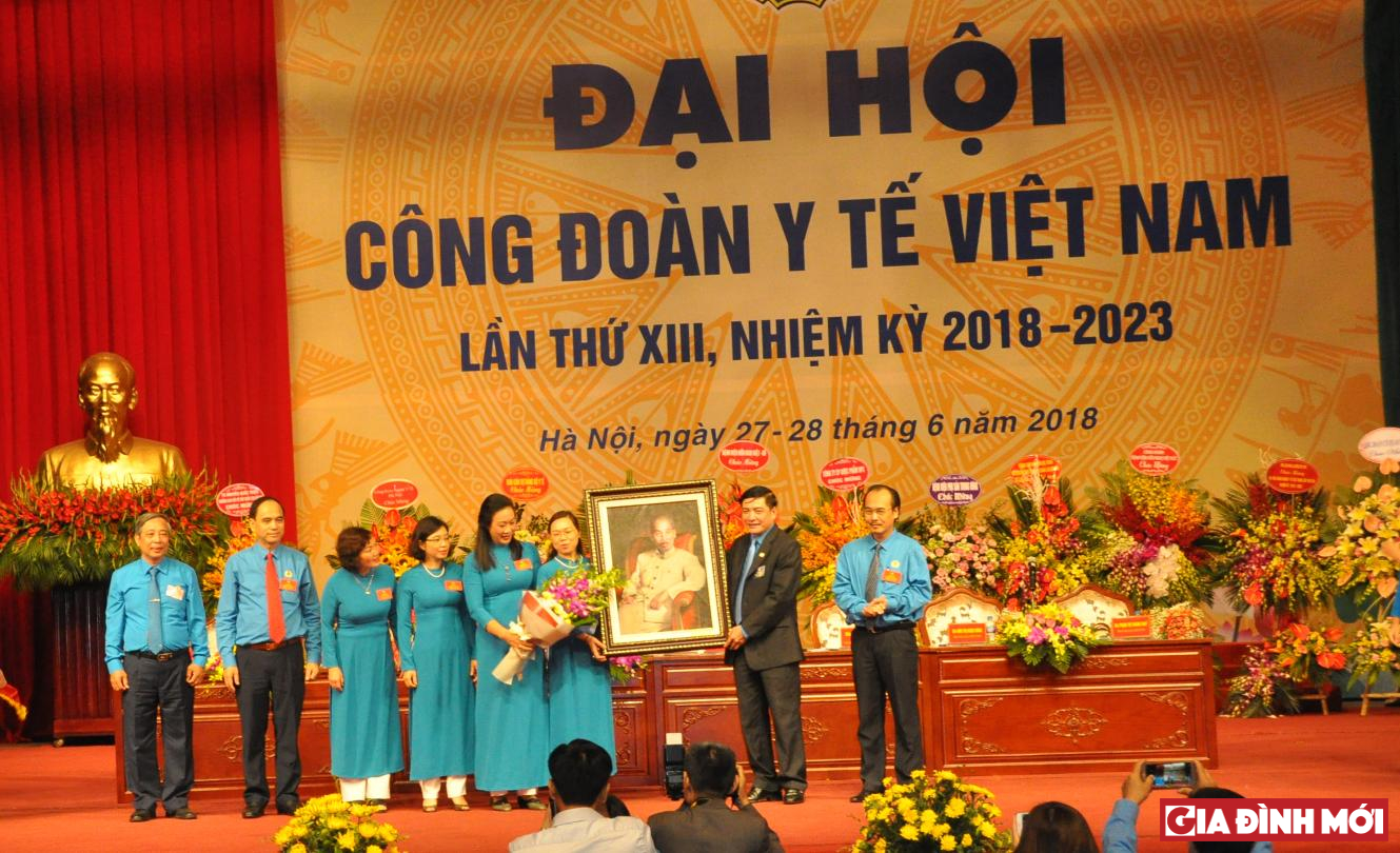 Chủ tịch Tổng LĐLĐ Việt Nam tặng CĐ Y tế Việt Nam bức tranh Chủ tịch Hồ Chí Minh với mong muốn đoàn viên, công chức viên chức NLĐ ngành y tế tích cực học tập và làm theo tấm gương đạo đức Hồ Chí Minh.