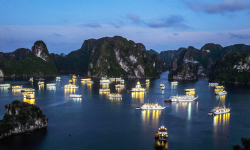  Vịnh Hạ Long tấp nập du thuyền (ảnh: Internet)