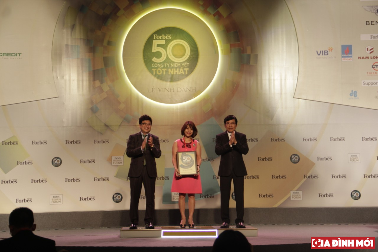 Bà Lê Thảo Trang - Giám đốc Maketing, đại diện Cty CP Thế Giới Di Động lên nhận giải thưởng