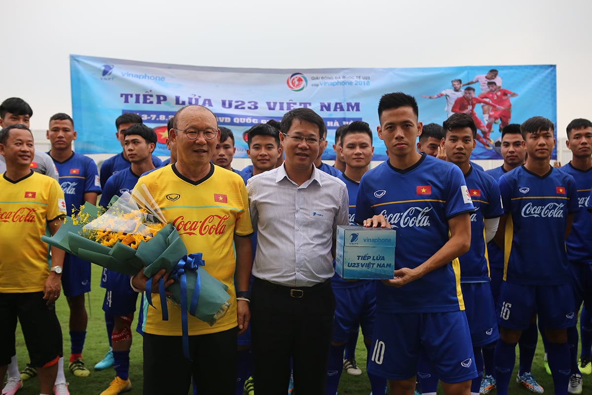 Đại diện lãnh đạo VinaPhone tặng hoa và quà cho đội tuyển U23 Việt Nam