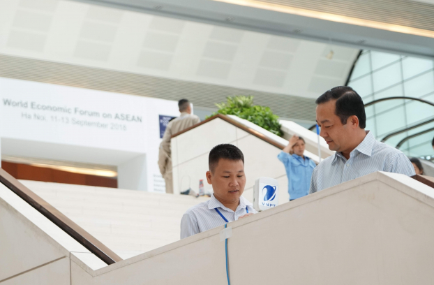   Tổng giám đốc VNPT Phạm Đức Long (từ phải qua) kiểm tra kết nối đường truyền của dịch vụ hạ tầng viễn thông- CNTT phục vụ tại Hội nghị  