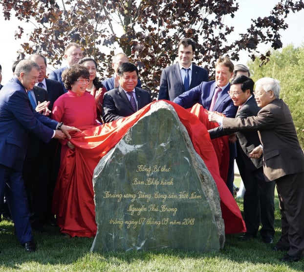   Tổng Bí thư Nguyễn Phú Trọng thực hiện nghi lễ kéo tấm vải đỏ phủ phiến đá lưu niệm- chúc tập đoàn TH thành công  