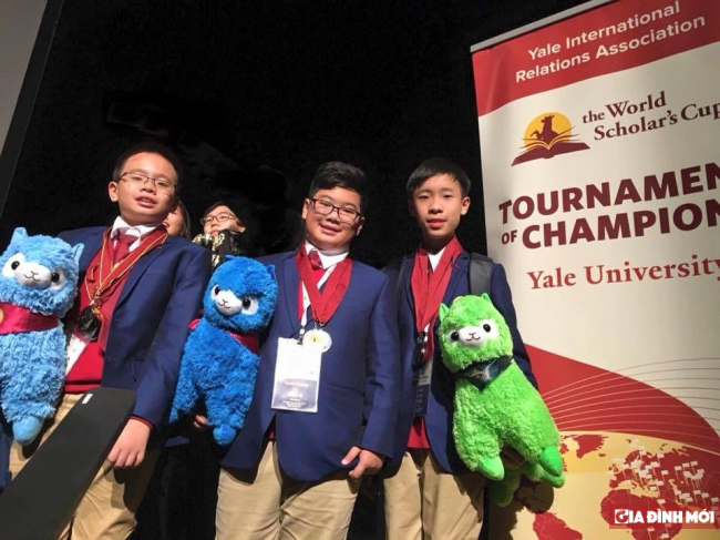   Tử Minh (ngoài cùng bên phải) cùng những người bạn của mình tại Vinschool tham gia Vòng Chung kết Thế giới Cuộc thi The World Scholar’s Cup 2017 - Đại học Yale, Hoa Kỳ.  