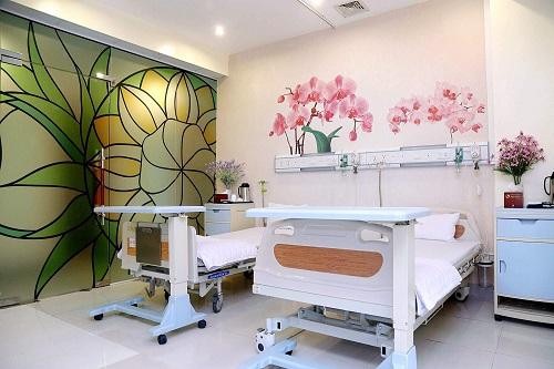   Mỗi phòng lưu viện sau sinh tại bệnh viện ĐKQT Thu Cúc chỉ có tối đa khoảng 3 giường  
