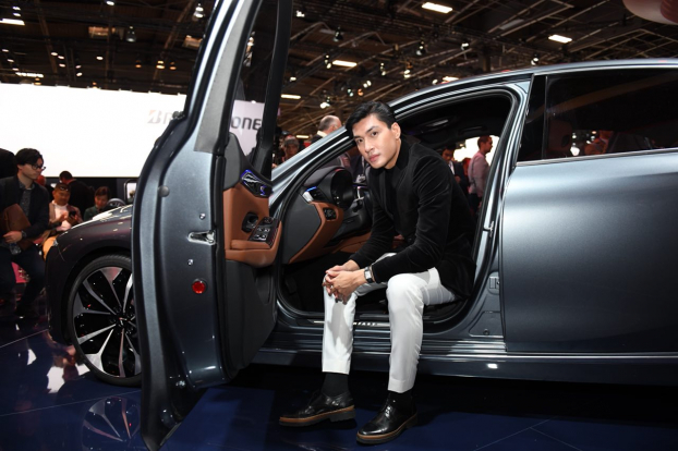   Siêu mẫu điển trai Quang Đại cũng là khách mời của buổi lễ ra mắt xe VinFast tại Paris.  