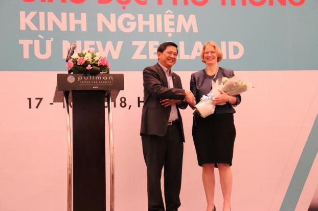   Phó GĐ Sở GD&ĐT Hà Nội, ông Phạm Xuân Tiến và Đại sứ New Zealand tại Việt Nam, bà Wendy Matthews  