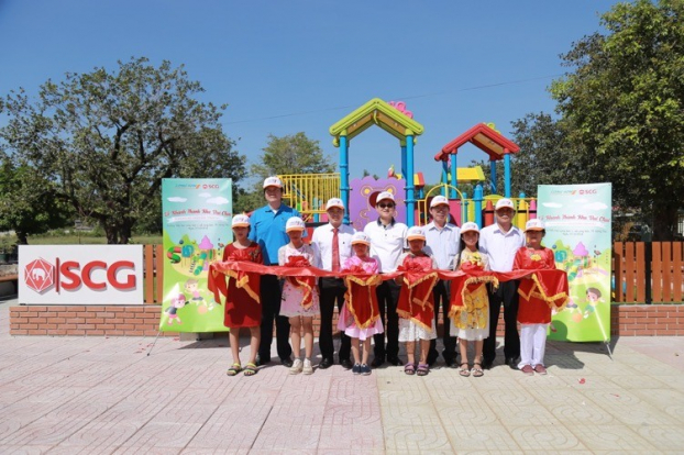   Đại diện SCG và trường tiểu học Long Sơn 1 cắt băng khánh thành sân chơi “Chung Một Ước Mơ”  